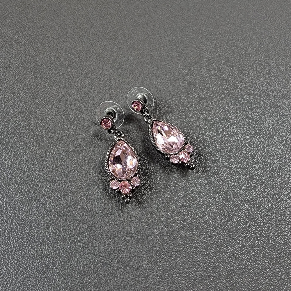 Dewy pink glass stone on gunmetal